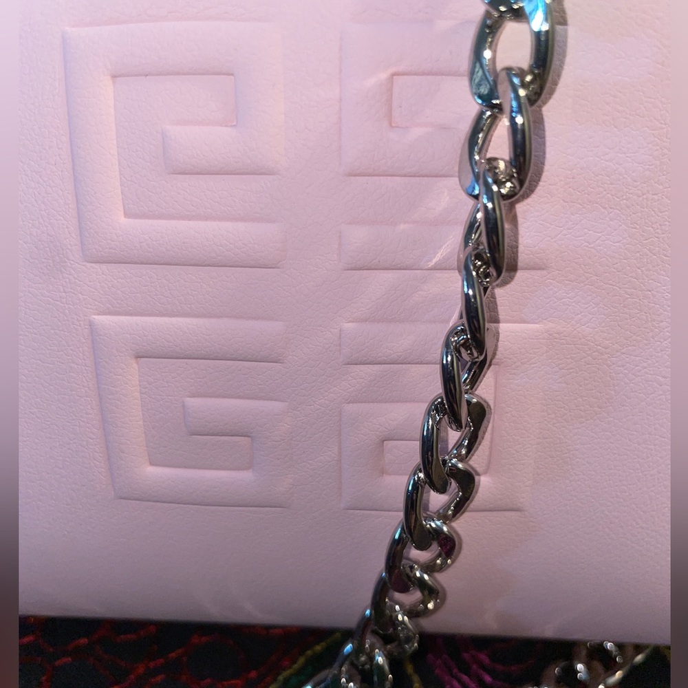 Givenchy - Picture 5 of 9